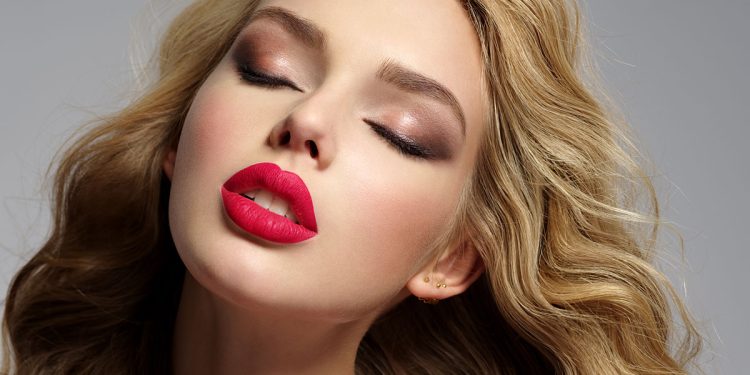 Τι χρώμα κραγιόν ταιριάζει στις ξανθιές;