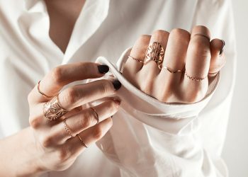 Τι Συμβολίζει το Δαχτυλίδι σε Κάθε Δάχτυλο