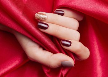 Τι χρώμα νύχια ταιριάζουν σε κόκκινο φόρεμα